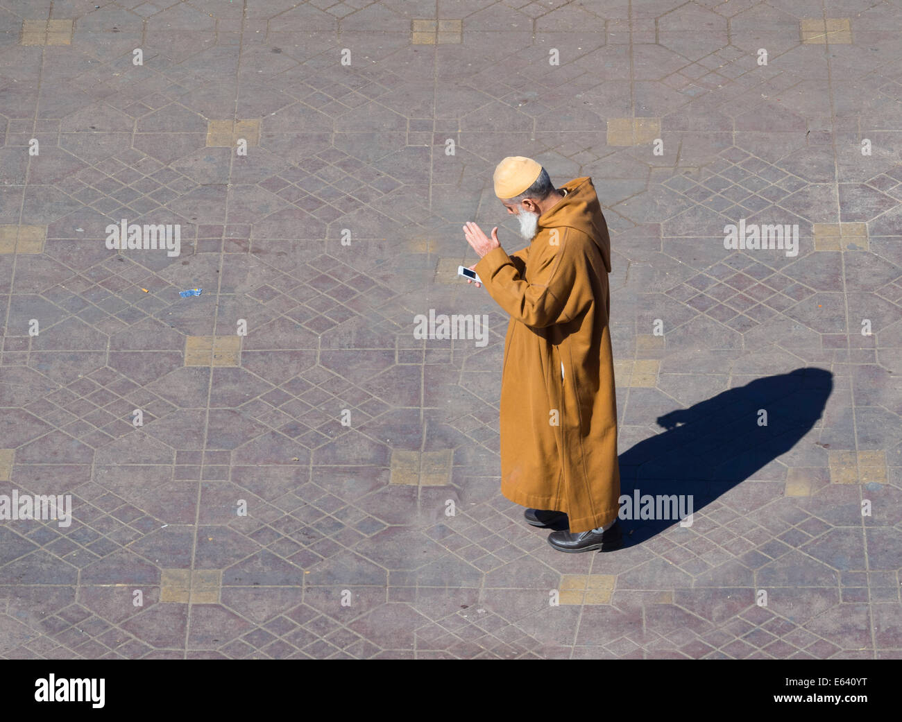 Homme berbère, musulman avec un téléphone mobile, Place Djemaa el Fna, historique, Medina, Marrakech Marrakech-Tensift-Al Haouz Banque D'Images