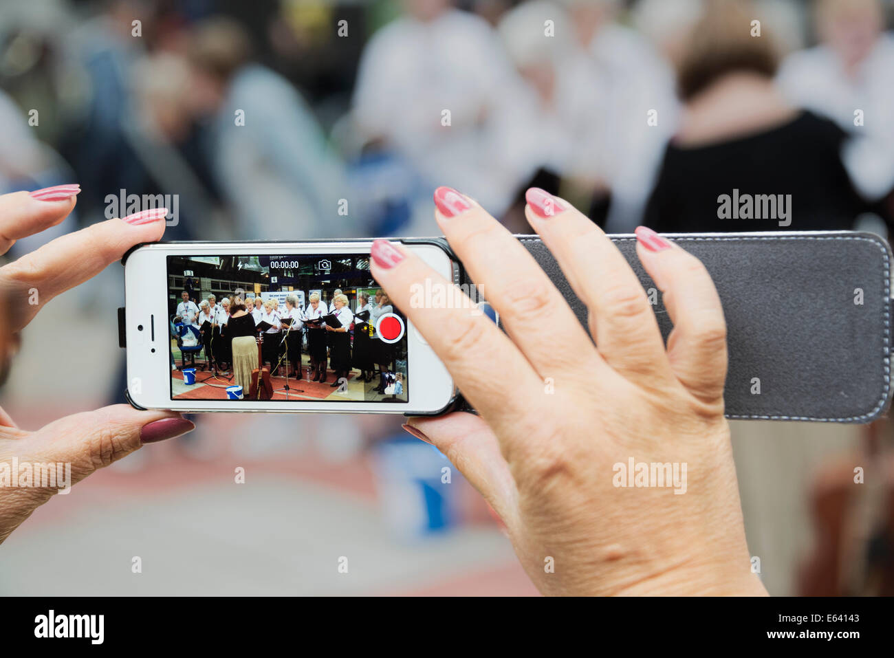 Femme prenant une photo avec un smartphone Banque de photographies et d