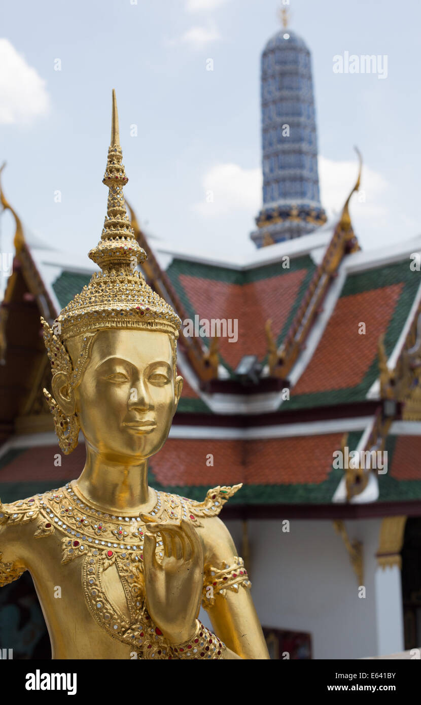 Statue en or de Kinnara dans l'enceinte du Grand Palace, Bangkok, Thaïlande Banque D'Images