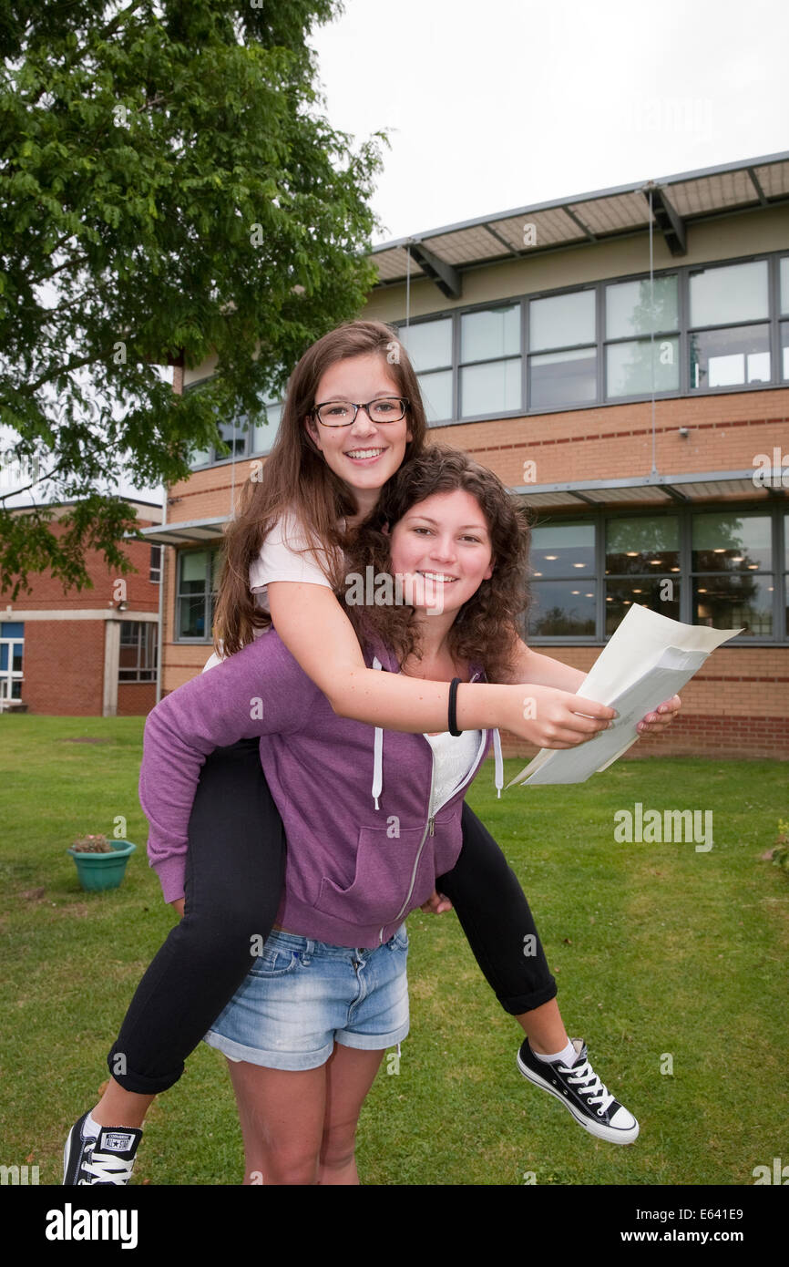 Bromley, Kent, UK. 14e Août, 2014. Chrysosthnou étudiants Alex et Olwen Mair de Bromley High School célébrer leur un niveau de résultats. Credit : Keith Larby/Alamy Live News Banque D'Images