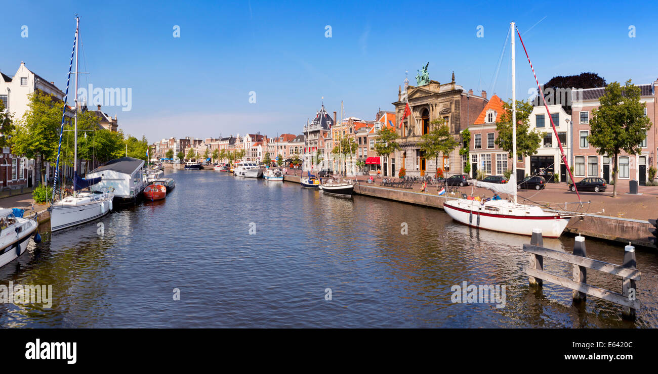 La ville de Haarlem, Pays-Bas le long de la rivière Spaarne Banque D'Images