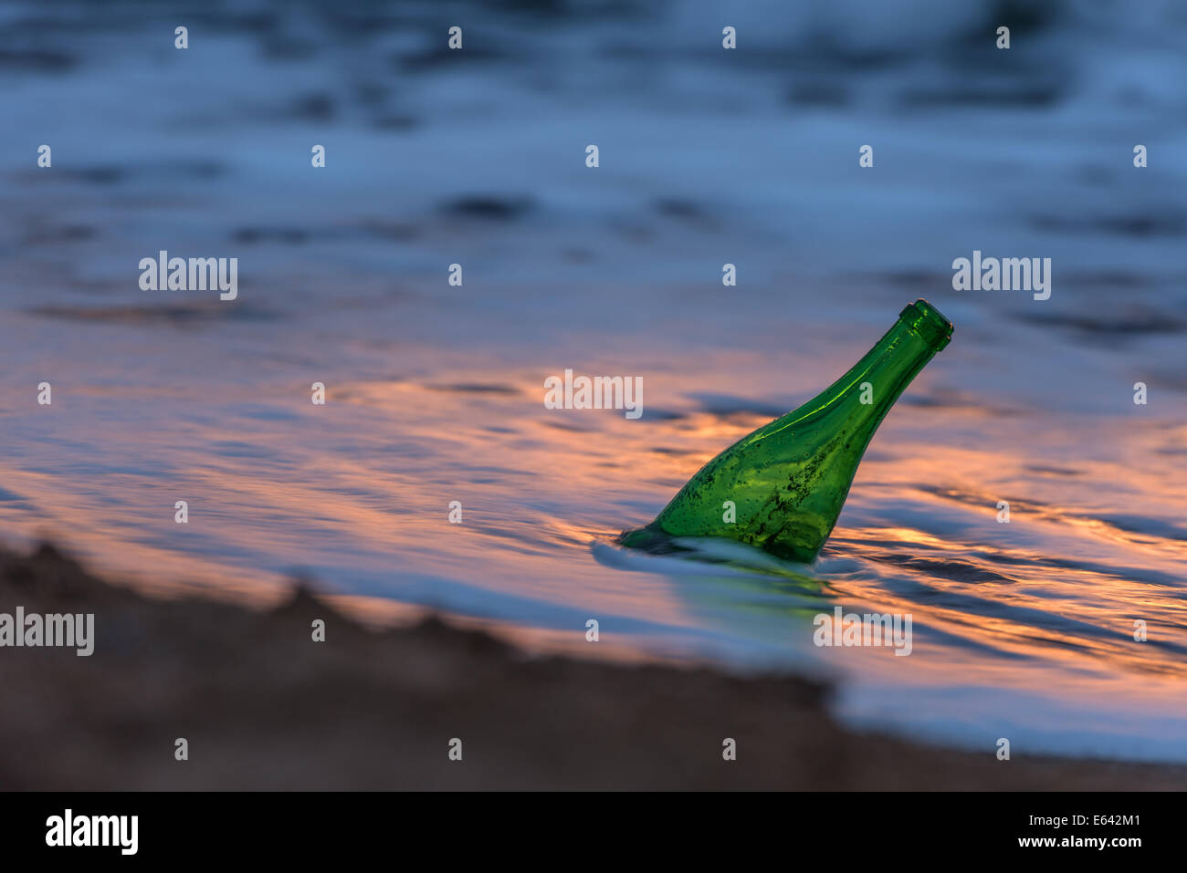 Bouteille verte dans l'eau de mer Banque D'Images Bouteille verte dans l'eau de mer Banque D'Images