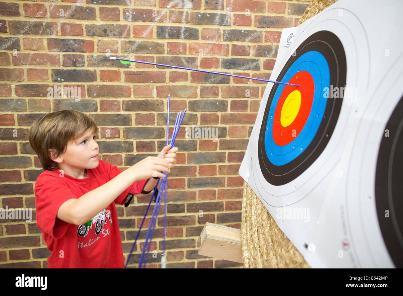 Leçon de tir à l'intérieur à "l'expérience du tir à l' à Londres, Angleterre, RU Banque D'Images