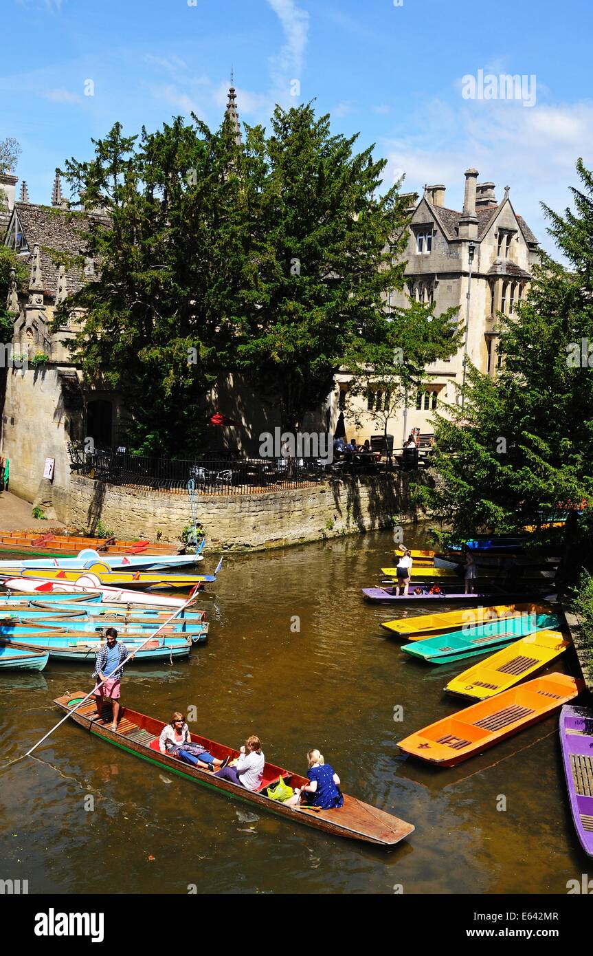 Plates et des barques sur la rivière Cherwell avec à l'arrière du Magdalen College, Oxford, Oxfordshire, Angleterre, Royaume-Uni, Europe de l'Ouest. Banque D'Images