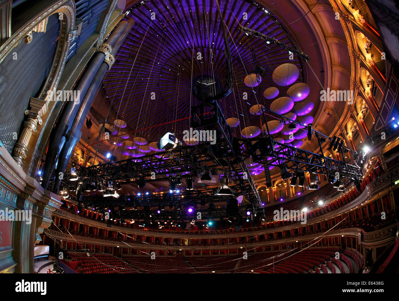 Panneaux acoustiques et d'éclairage dans le toit de la Royal Albert Hall, London, UK Banque D'Images