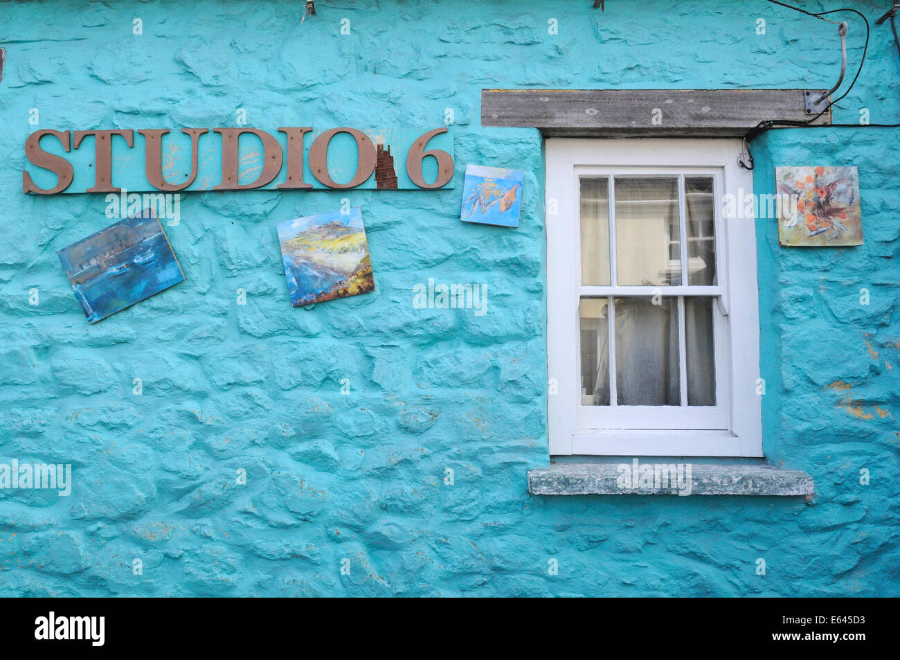 Mur peint bleu vif d'un atelier d'artiste dans une rue de St Davids, Pembrokeshire Wales Cymru UK GO Banque D'Images