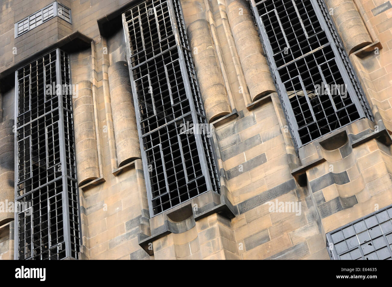 Glasgow School of Art fenêtre affichant des dommages causés par l'incendie le 23 mai 2014. Banque D'Images