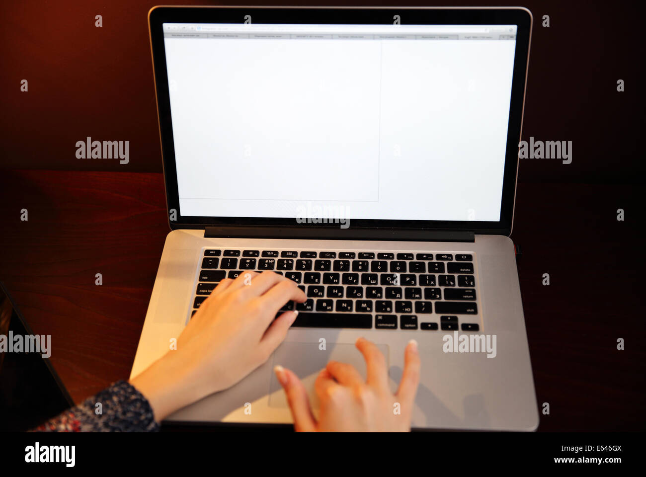 Libre De Droit Des Femmes A L Aide D Ordinateur Portable Photo Stock Alamy