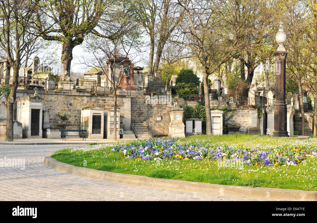 PARIS, FRANCE - 30 mars 2011 : Montmartre Cemetery (cimetière Montmartre) est un cimetière célèbre de Paris, France. Banque D'Images