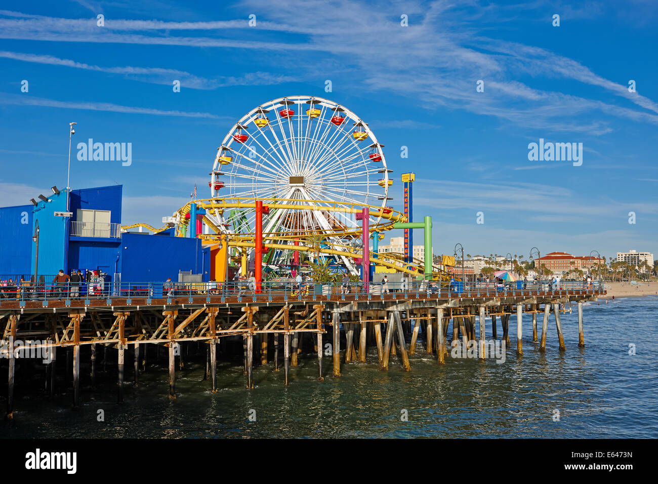 Vue de la grande roue et les montagnes russes dans le parc du Pacifique sur la jetée de Santa Monica. Santa Monica, Los Angeles, Californie, USA. Banque D'Images