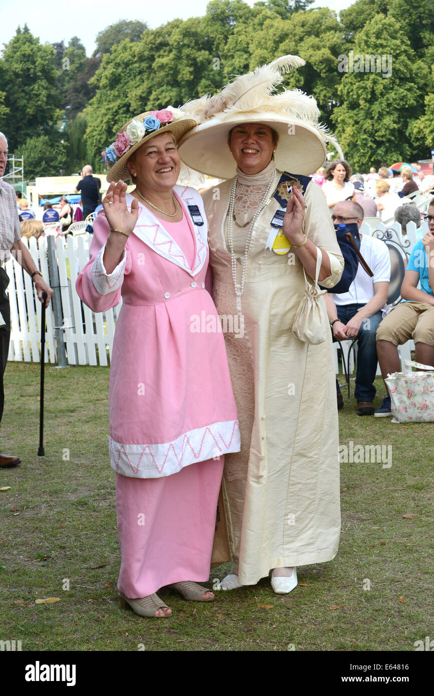 Dames de la wifi ou Womens Institute en costume à Shrewsbury Flower Show 2014 PRÉSIDENT Susan Bradley (à droite) et Jeanette White Banque D'Images