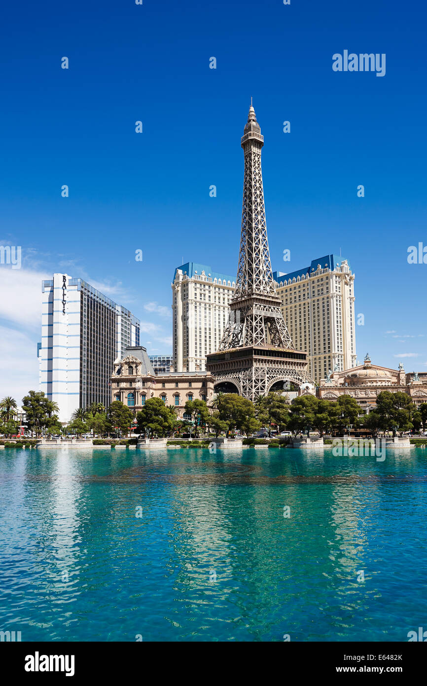 Vue extérieure du Paris Hotel and Casino avec réplique de la Tour Eiiffel. Las Vegas, Nevada, États-Unis. Banque D'Images