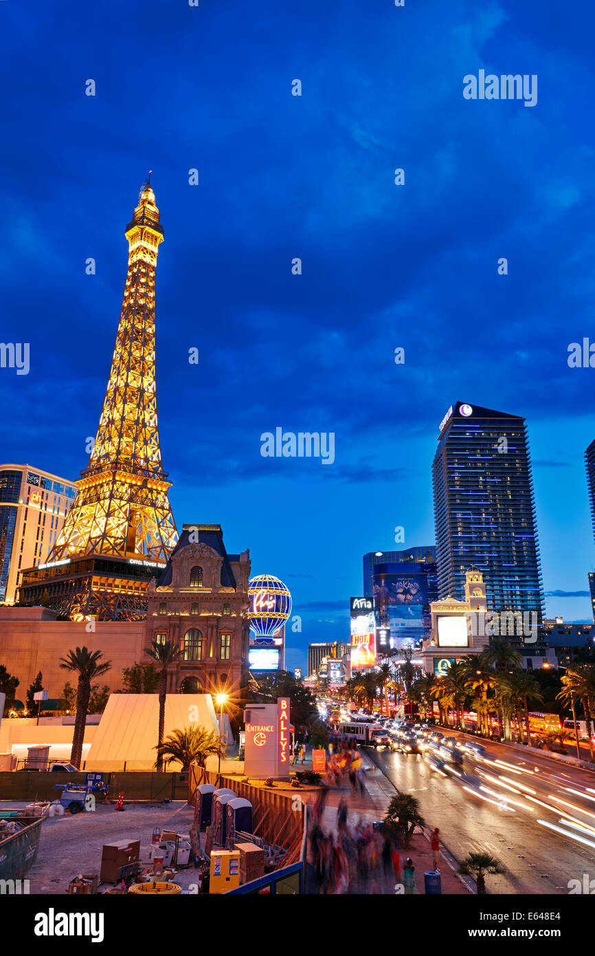 Réplique de la tour Eiiffel et du Las Vegas Boulevard illuminés au crépuscule. Las Vegas, Nevada, États-Unis. Banque D'Images