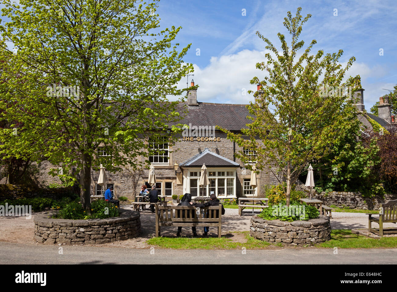 Le pub George, Alstonefield, Staffordshire, parc national de Peak District, England, UK Banque D'Images