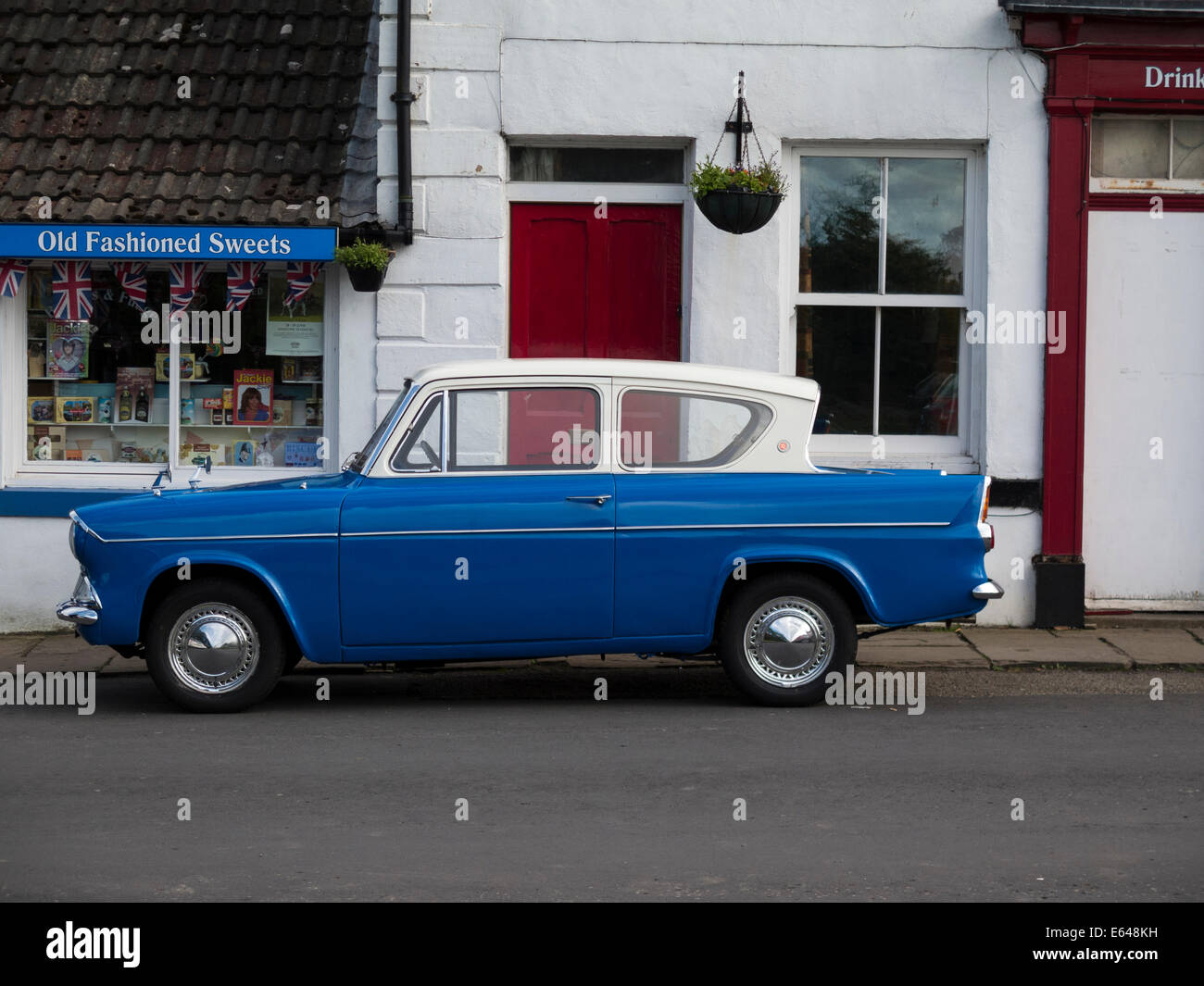 Vintage et classique anglais Ford voiture à Goathland village, près de Whitby, North Yorkshire, UK Banque D'Images