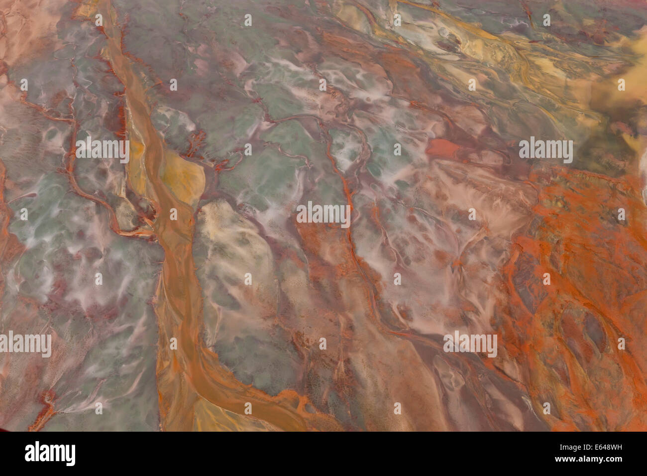 Vue aérienne de minéraux de fer oxydé dans l'eau dans le vieux bassin minier, RÃ-o Tinto. La province de Huelva, Espagne Banque D'Images