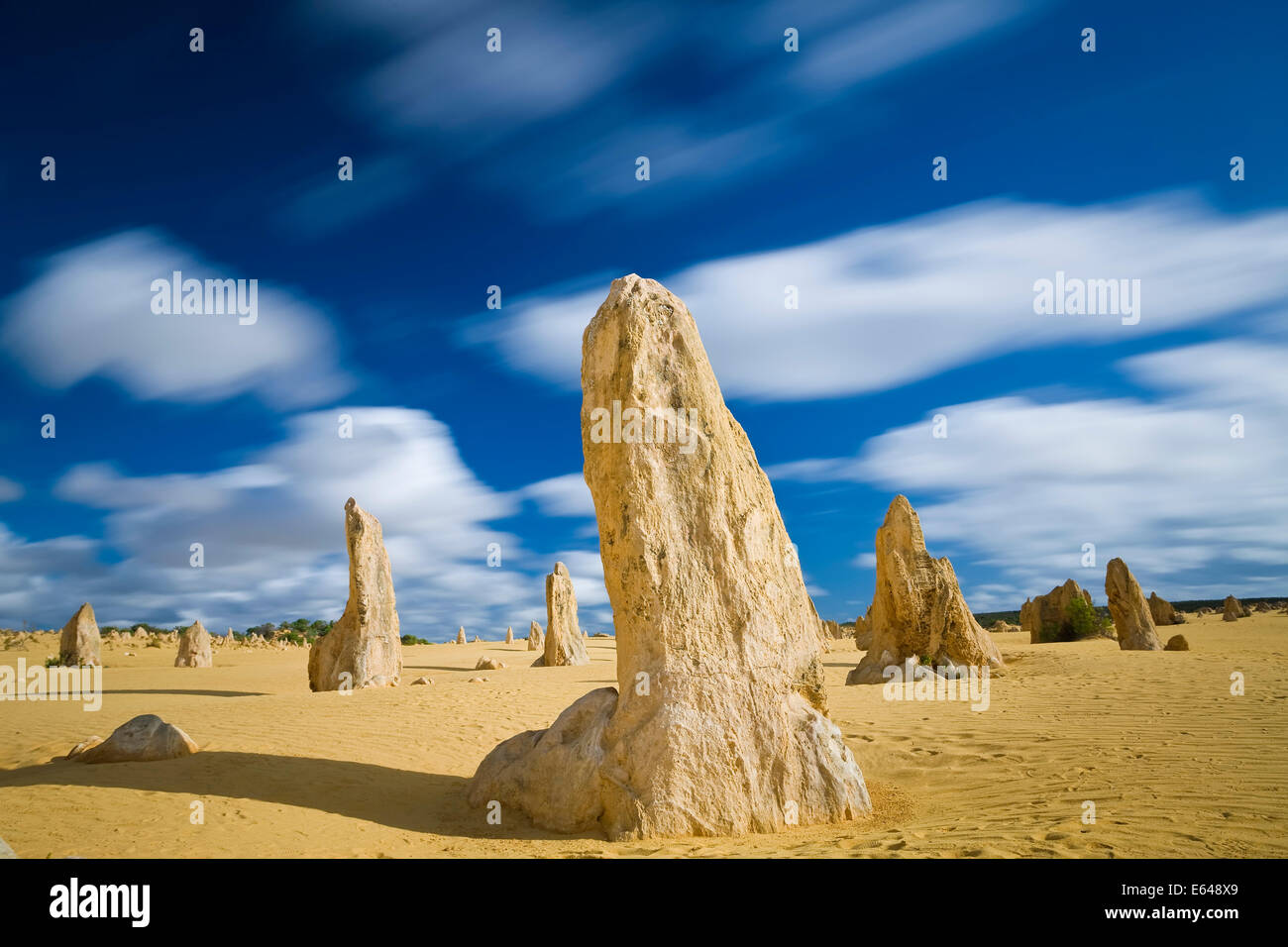 L'Australie l'Australie Occidentale Parc National de Nambung Pinnacles Pinnacles les piliers de calcaire qui sont hors de la tour de sable plat Banque D'Images
