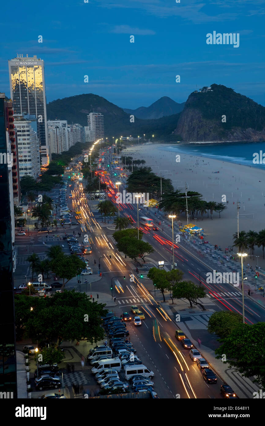 La plage de Copacabana, et de l'Avenue Atlantica, nuit à Copacabana, Rio de Janeiro, Brésil Banque D'Images
