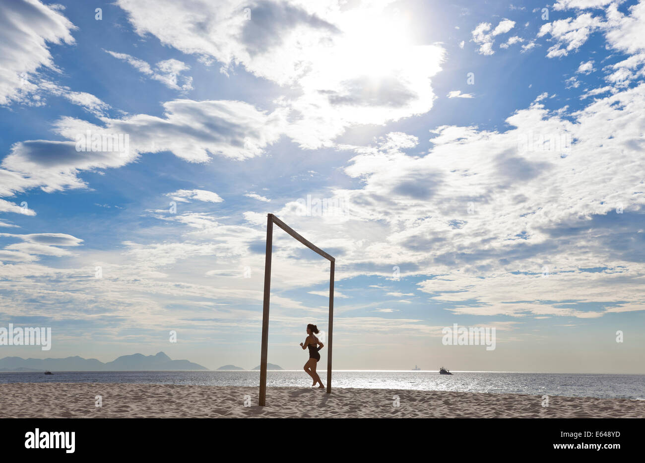 Jogger, plage de Copacabana, le Copacabana, Rio de Janeiro, Brésil Banque D'Images
