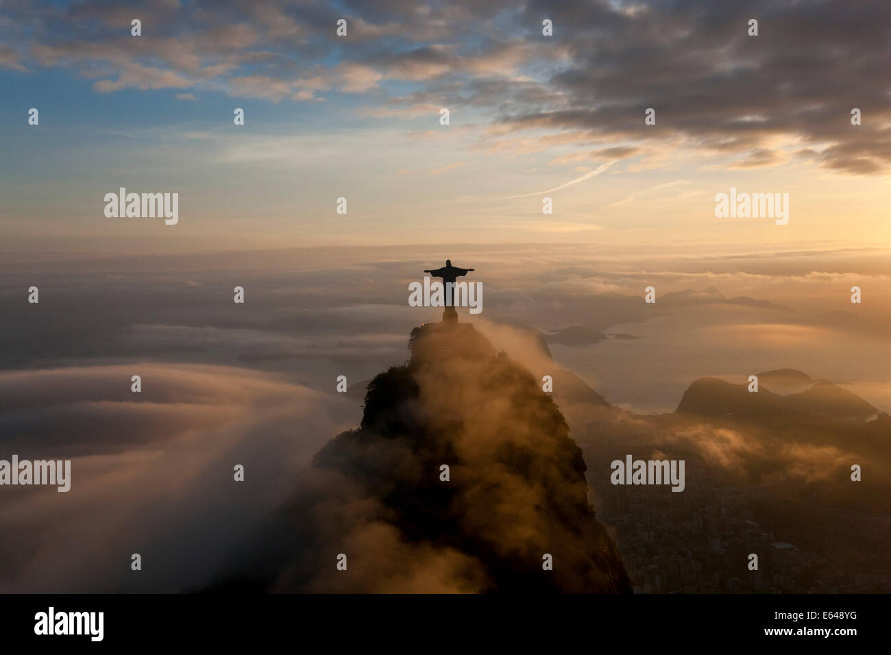 La gigantesque statue Art Déco connu comme Jésus le Christ Rédempteur (Cristo Redentor) sur la montagne du Corcovado à Rio de Janeiro au Brésil. Banque D'Images