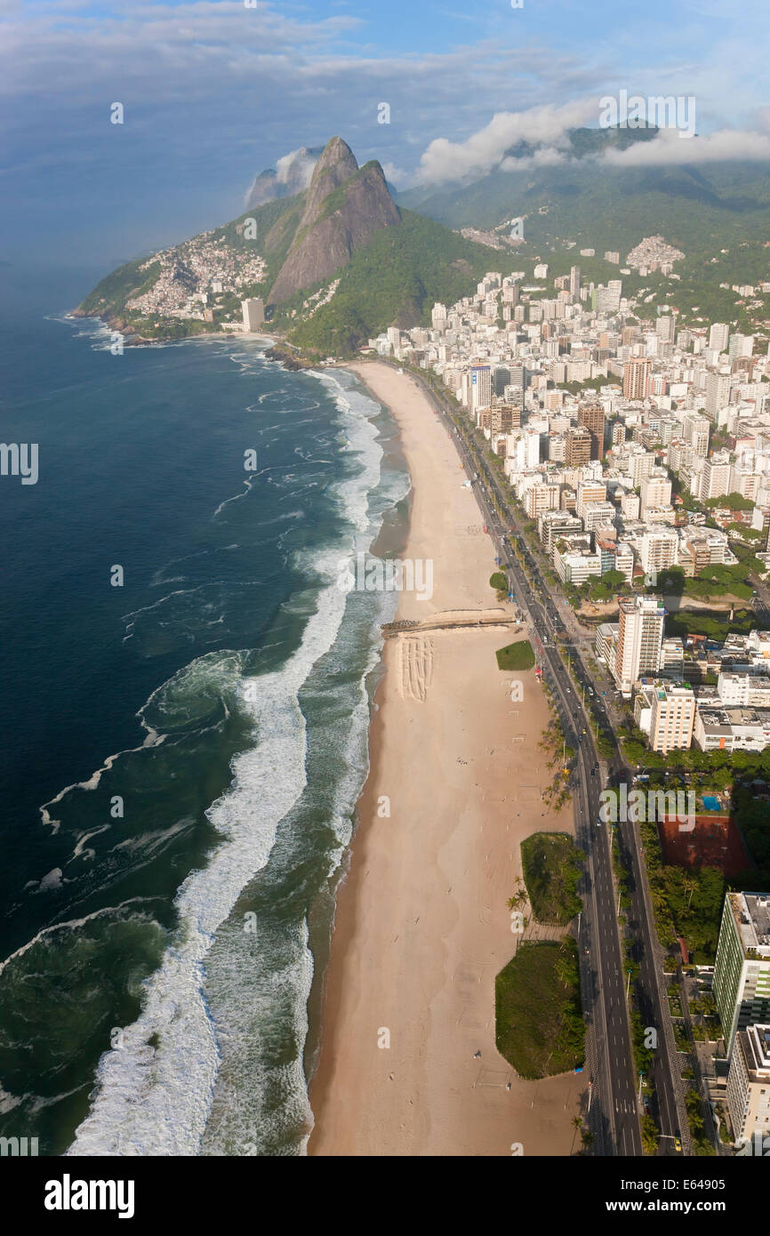 La plage d'Ipanema, Panema Dois Irmãos, montagne en arrière-plan, Rio de Janeiro, Brésil Banque D'Images