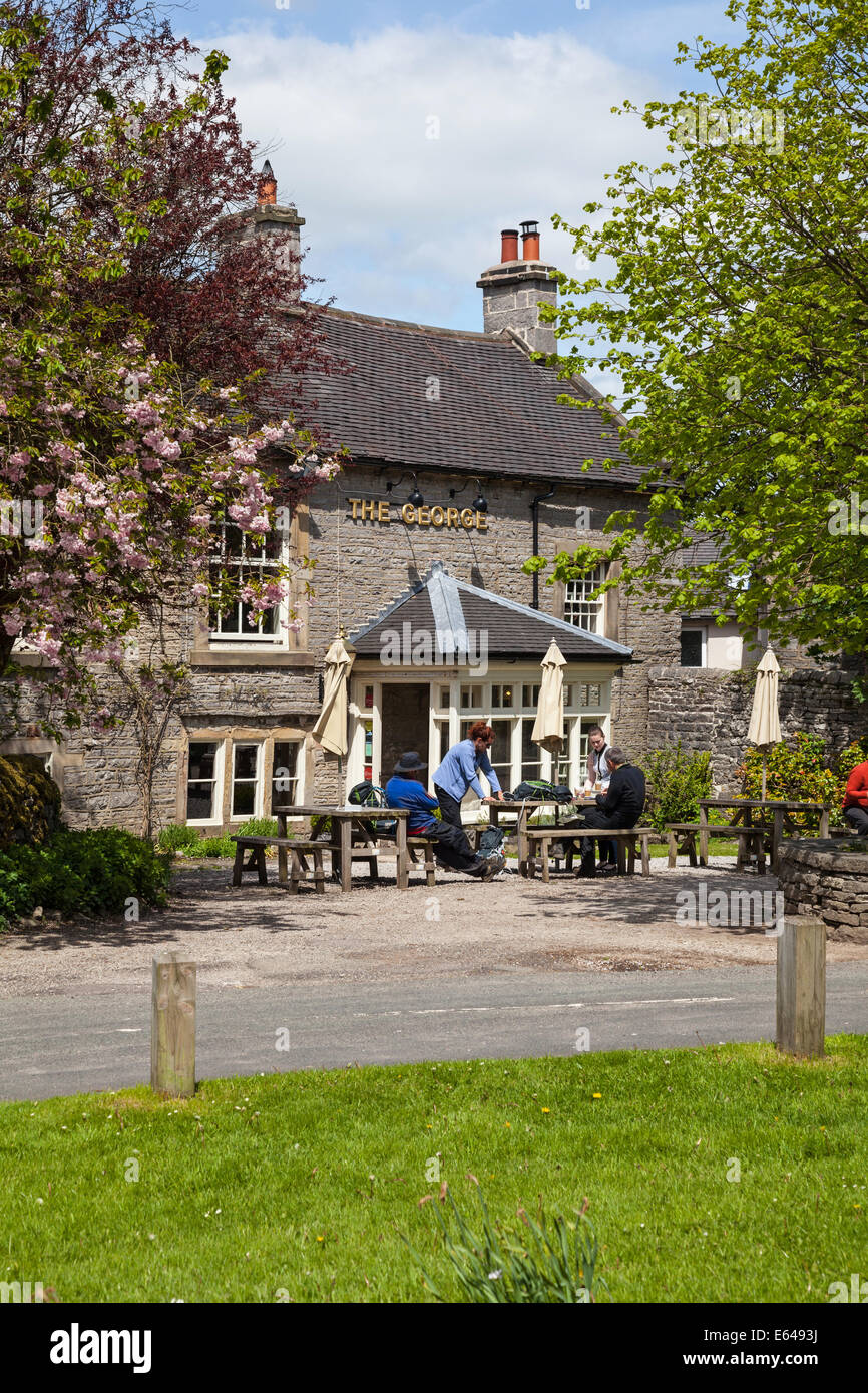 Le pub George, Alstonefield, Staffordshire, parc national de Peak District, England, UK Banque D'Images