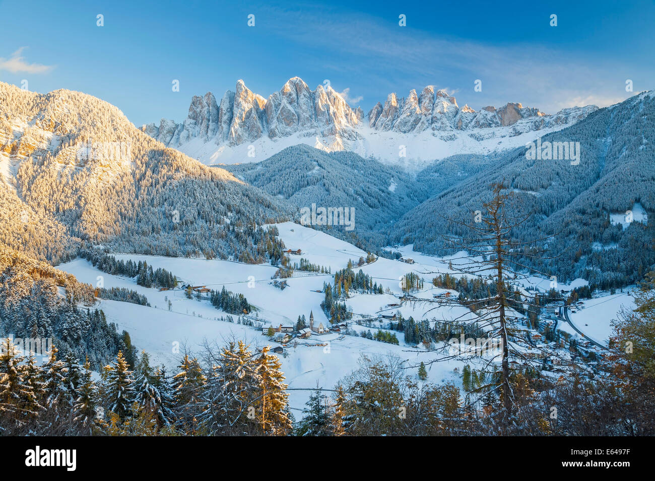 Neige de l'hiver ; Saint Magdalena village ; Geisler Spitzen (3060m), Val di Funes ; montagnes des Dolomites ; Trentin-Haut Adige ; South Banque D'Images