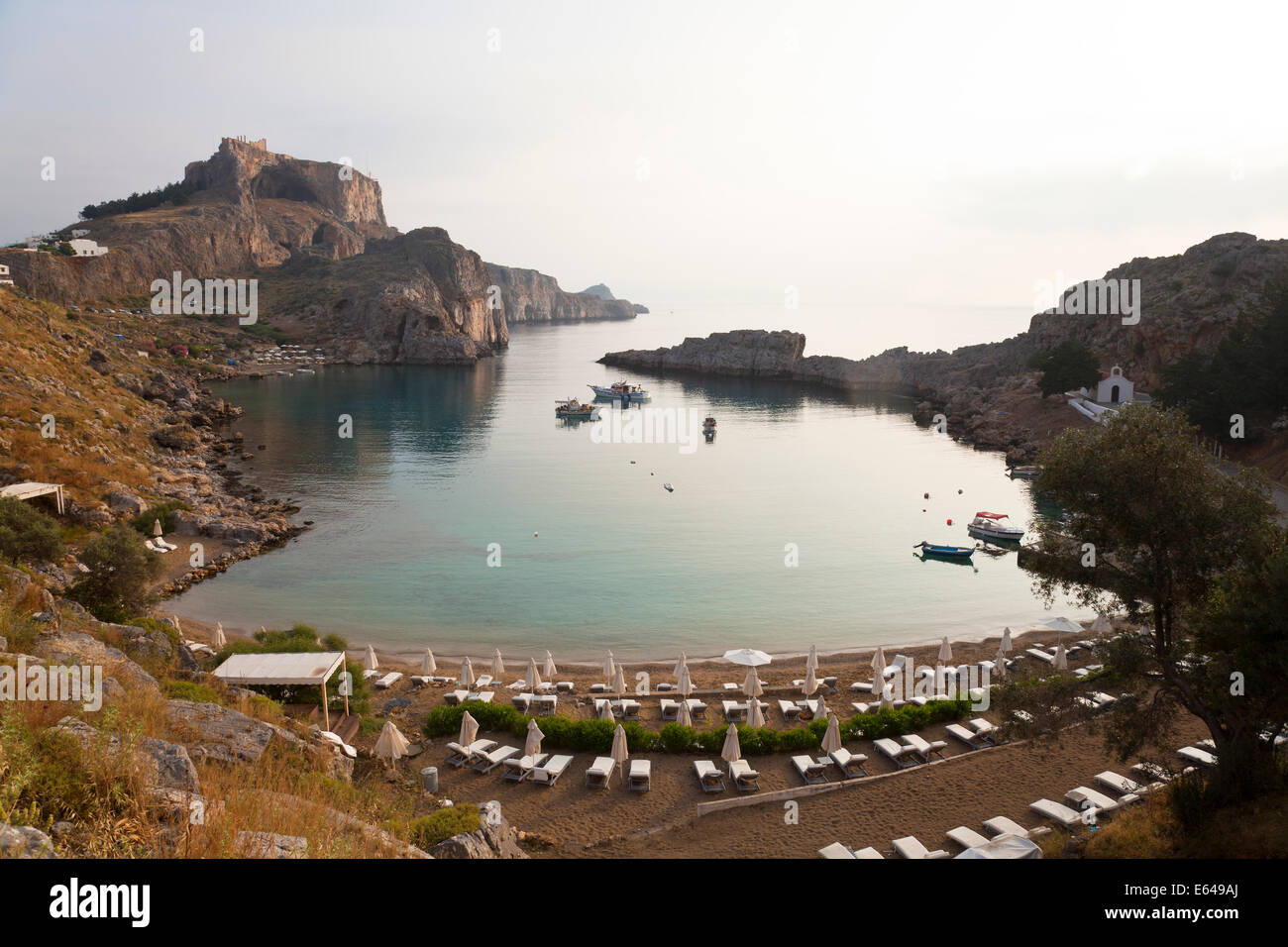 Port, de la plage de St Paul et de l'Acropole de Lindos, Rhodes, Grèce Banque D'Images