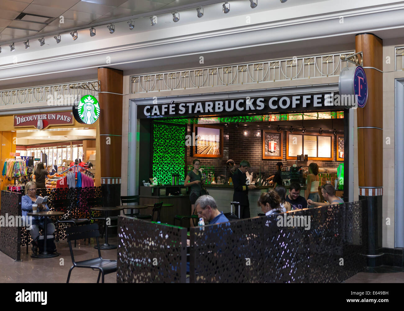 Starbucks dans l'aéroport de Montréal YUL Pierre Elliot Trudeau airport Banque D'Images