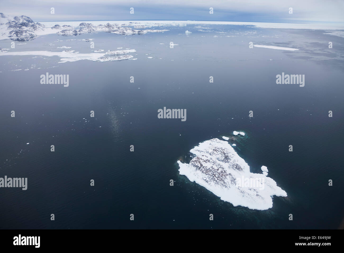 Vue aérienne sur les petits États insulaires et de la glace de mer, nr Kulusuk, Groenland Banque D'Images