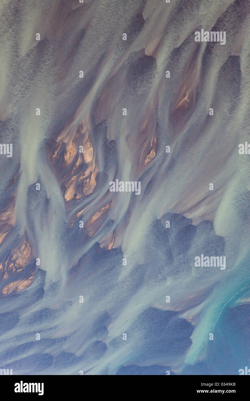 Vue aérienne de la rivière Hosa colorés par la fonte des glaciers, l'Islande SW Banque D'Images