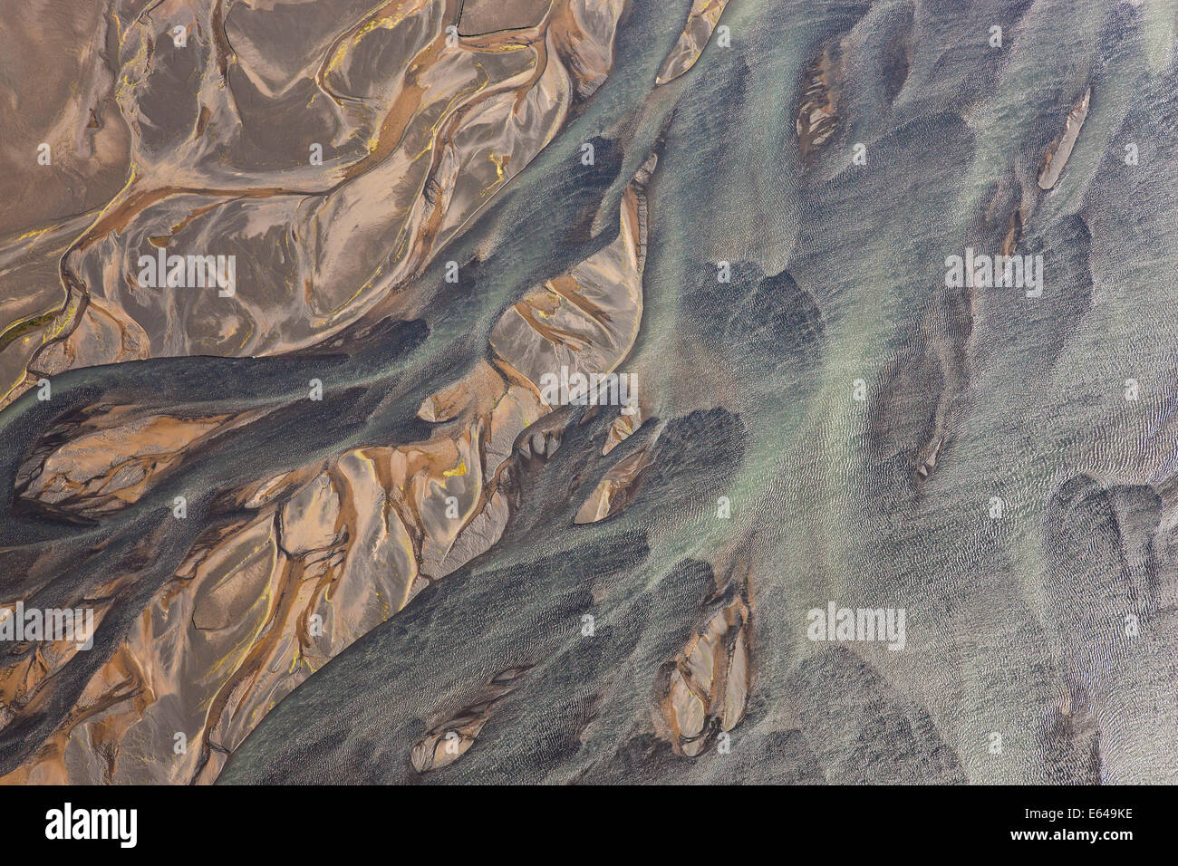 Vue aérienne de la rivière Hosa colorés par la fonte des glaciers, l'Islande SW Banque D'Images