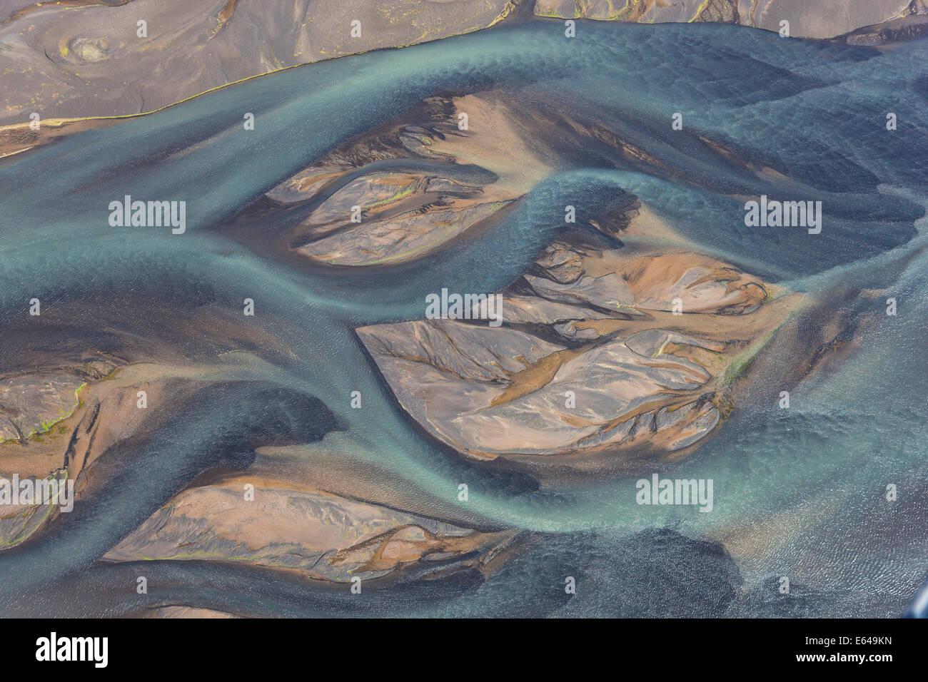 Vue aérienne de la rivière Hosa colorés par la fonte des glaciers, l'Islande SW Banque D'Images