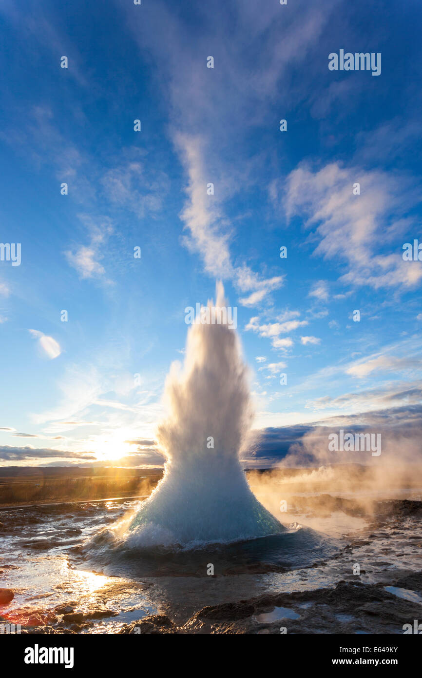 Strokkur (la baratte), Geysir, Islande, cercle d'Or Banque D'Images