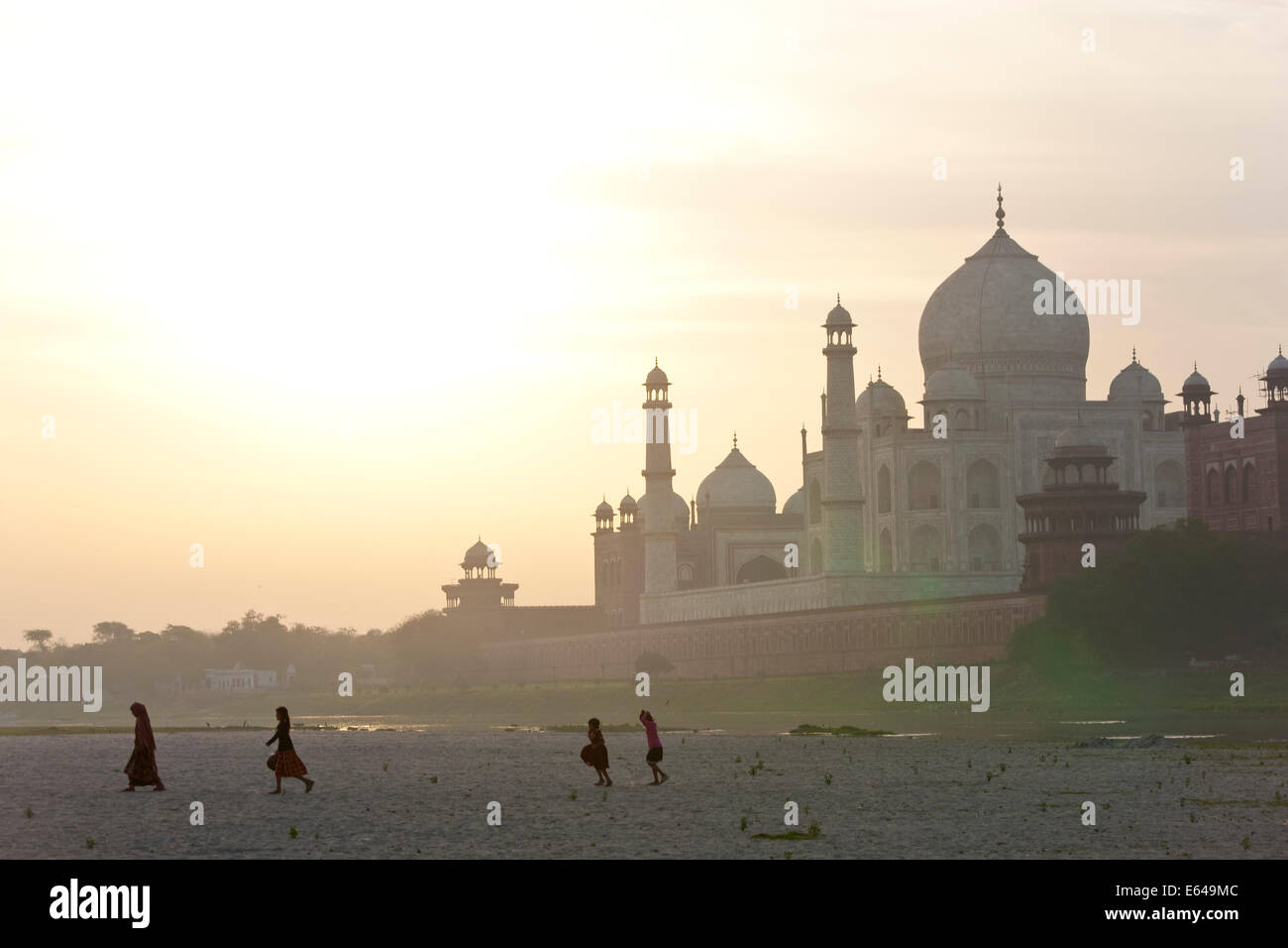 Taj Mahal sur les rives de la rivière Yamuna, Agra, Inde Banque D'Images