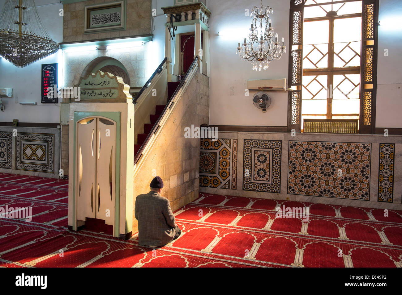 Homme qui prie, Al-Husseiny mosquée, (le Roi Hussein) au centre-ville d'Amman, en Jordanie. Banque D'Images