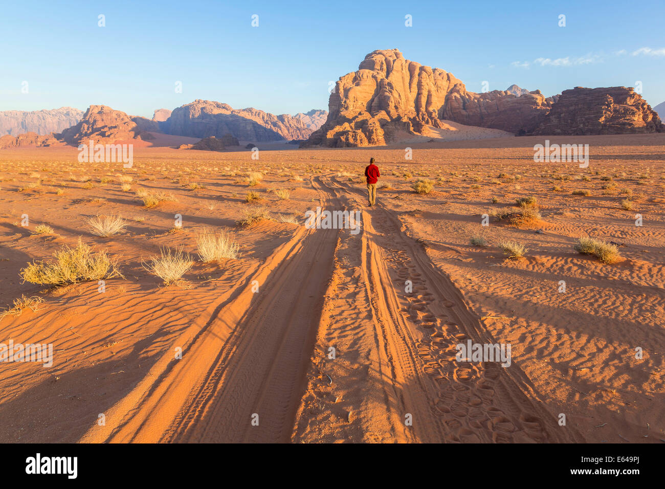Les pistes dans le désert, Wadi Rum, Jordanie Banque D'Images