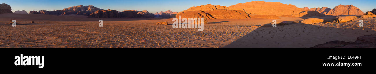Le coucher du soleil, le désert de Wadi Rum, Jordanie Banque D'Images