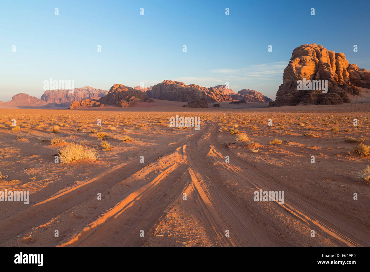 Les pistes dans le désert, Wadi Rum, Jordanie Banque D'Images