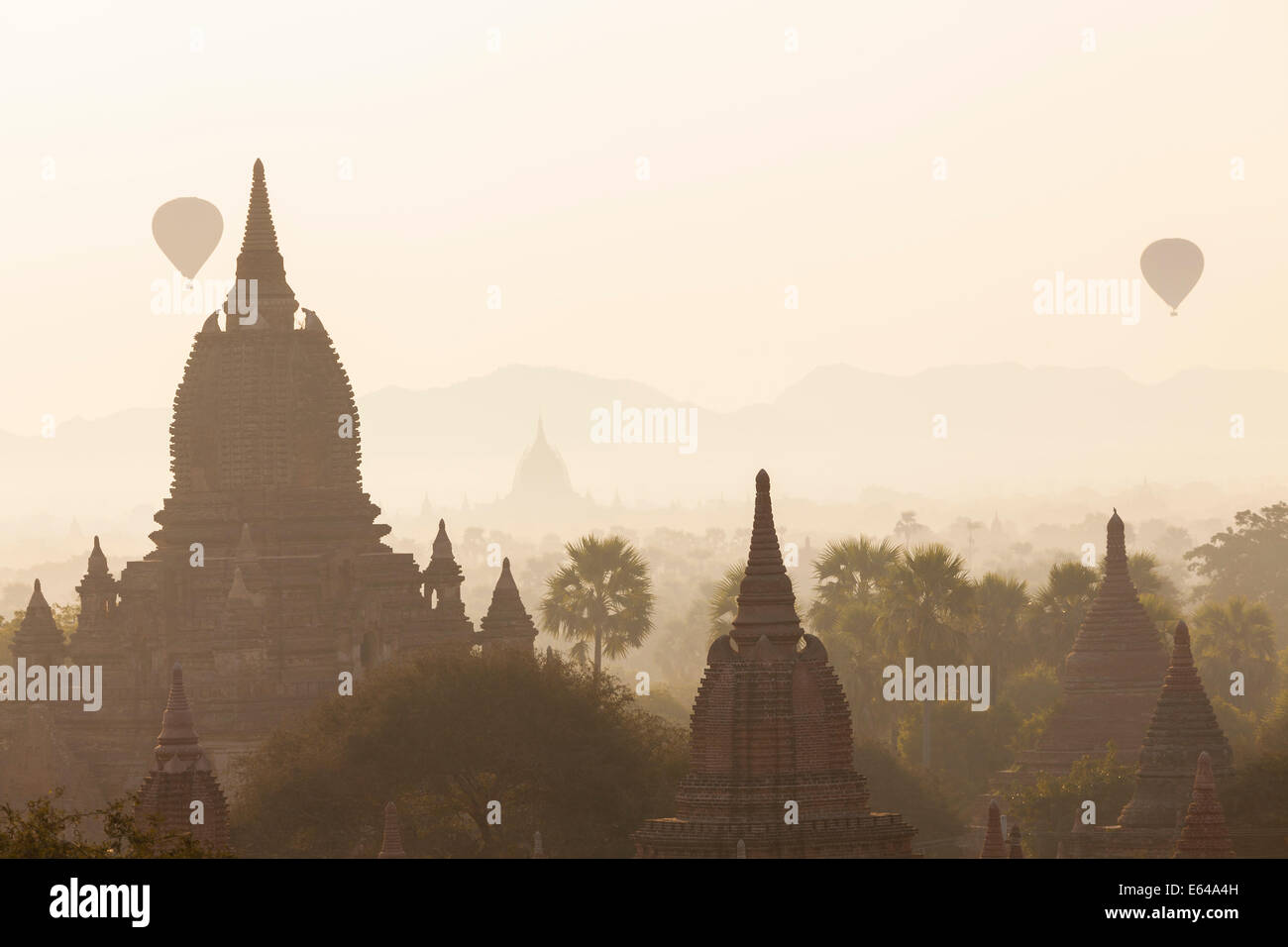 Ancien Temple Ville de Bagan (Pagan) également et repères au lever du soleil, le Myanmar (Birmanie) Banque D'Images