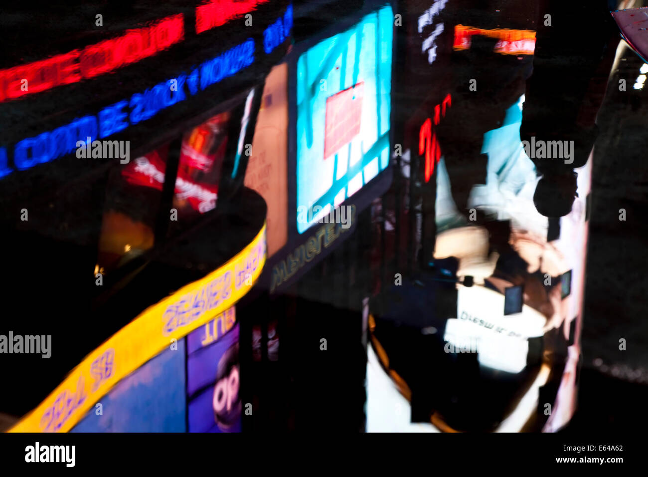 Réflexions de néon dans Times Square, Manhattan, New York, USA Banque D'Images