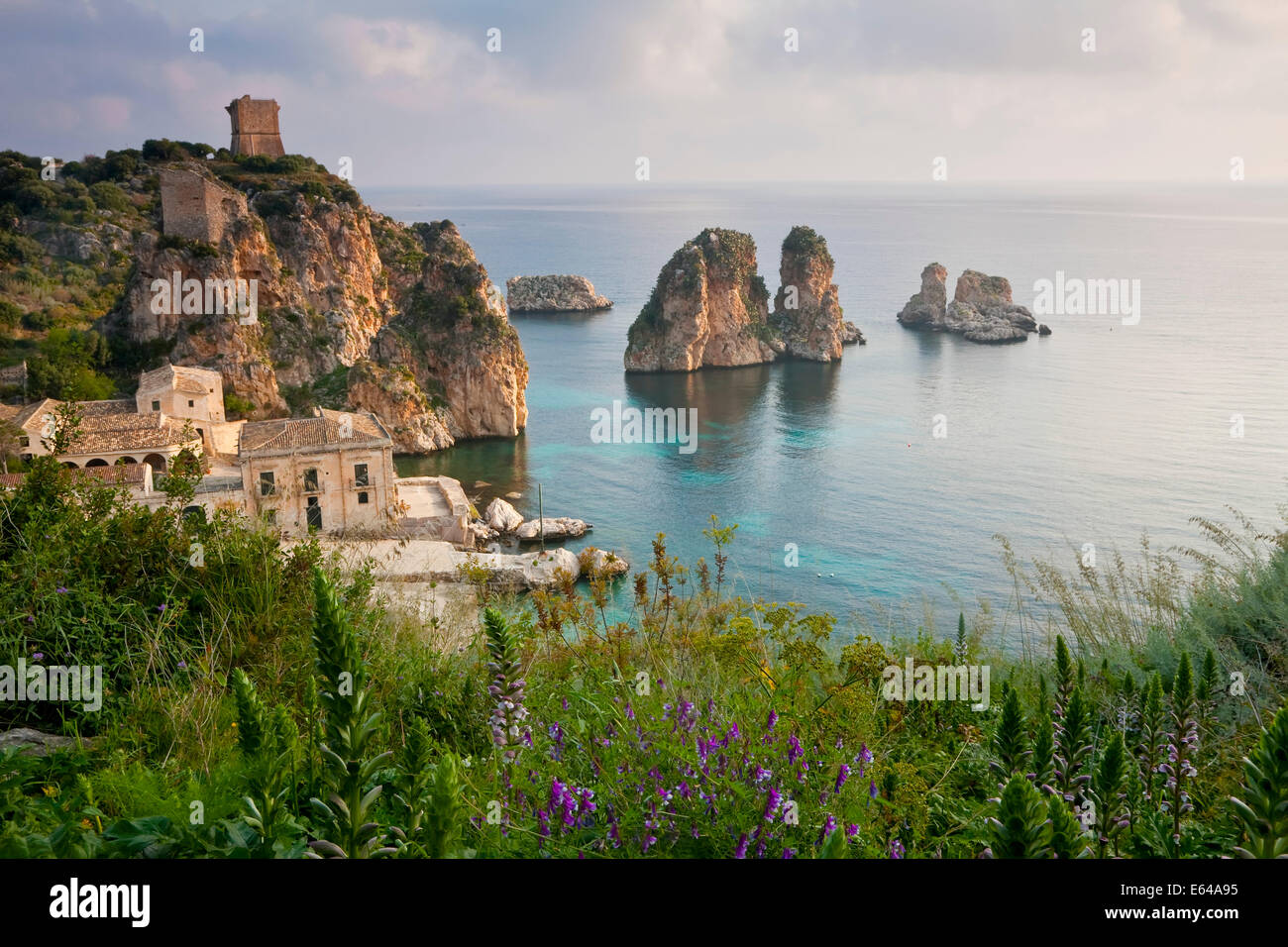 Tonnara di Scopello ancienne usine de traitement de thon [ ] accueil écrivain Gavin Maxwell en 1950. Scopello Castellammare Del Golfo Banque D'Images