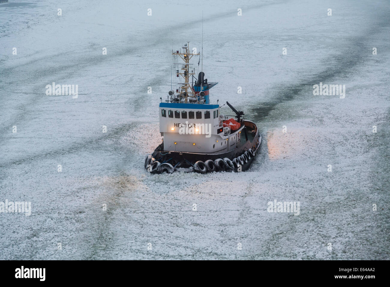 Tug boat & de la glace dans le port d'Helsinki, Helsinki, Finlande Banque D'Images
