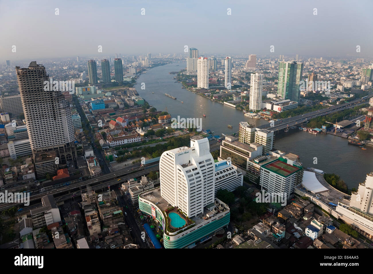 Vue sur Bangkok et le fleuve Chao Phraya Rivière à l'aube, Thaïlande Banque D'Images