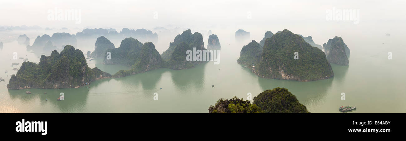 Vue sur misty la baie d'Ha Long, Vietnam du Nord Banque D'Images