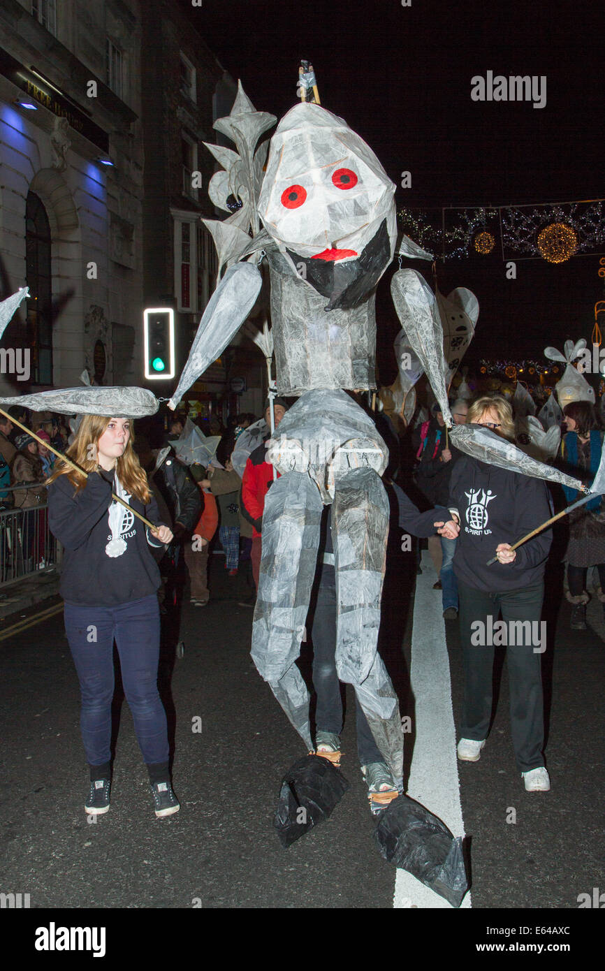 Brighton, East Sussex, Royaume-Uni. La procession de rue Burning the Clock à travers les rues de la ville. 21 décembre 2013/Alamy Live News Banque D'Images