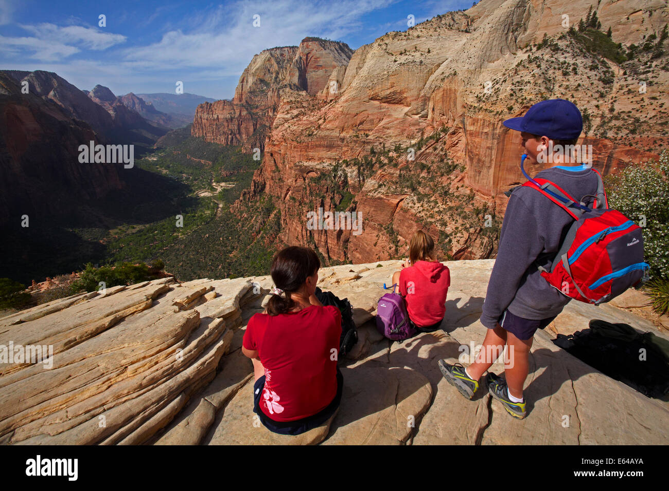 Famille de randonneurs sur Zion Canyon et Virgin River, du haut de Angel's Landing, Zion National Park, Utah, USA Banque D'Images