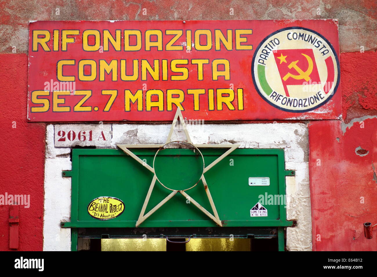 Rifondazione Comunista partie italienne panneau à l'entrée d'une cellule à Venise, Italie Banque D'Images