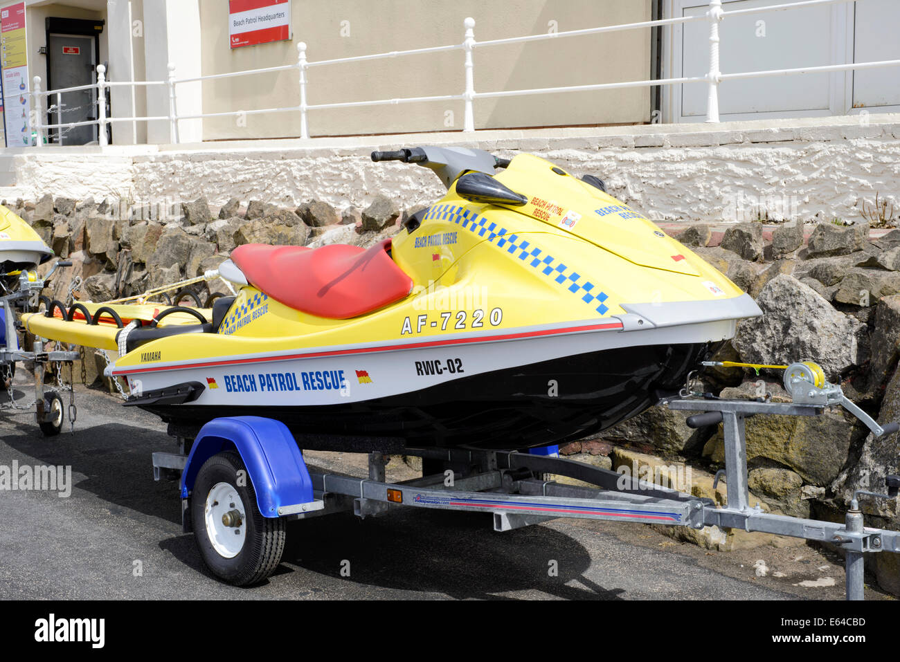 Jet ski sur une remorque comme utilisé par le service de secours et de la patrouille de plage de Blackpool, Lancashire, Angleterre Banque D'Images