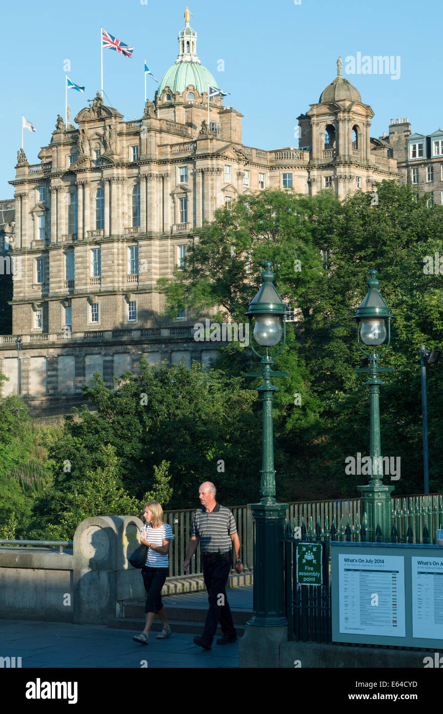 Les touristes à la base d'étapes Playfair sur la butte, Édimbourg Banque D'Images
